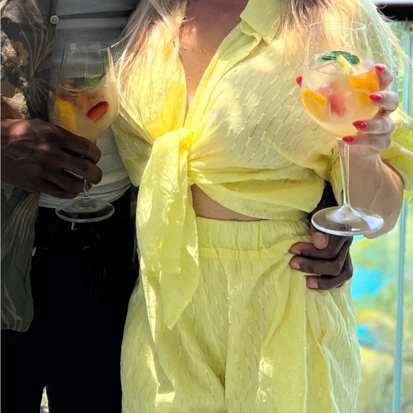 2 Piece Outfit Long Sleeve Top and Short Set - Picture 3 of 9